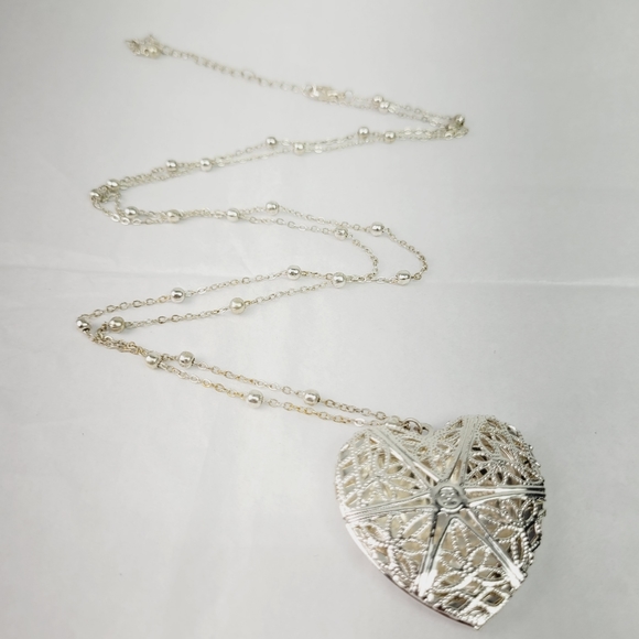 ☆ 34" beaded chain with heart locket silver tone with photo area Necklace - Picture 2 of 6